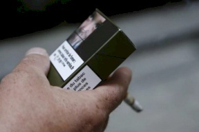 إسرائيل تهدد بمنع ادخال الدخان لفلسطين .. ما السبب؟