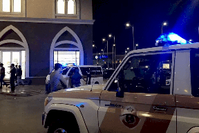 فيديو غريب من السعودية.. شبان يتحرشون بشاب وسيم أمام ماكينة صرافة! (شاهد)