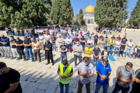 الآلاف يؤدون "الجمعة" في رحاب الأقصى
