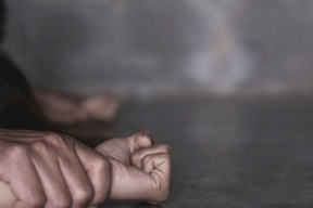 شاب يستدرج طفلة بشيكولاتة ويهتك عرضها لمدة شهرين.. والأم تكشف الجريمة!