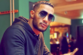 محمد رمضان يستعرض نقوده ويستفز الجمهور: "شوفوني عندي دولار"! (صورة)