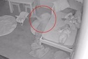 فيديو- أب يصور شبحاً يسحب طفلته من سريرها!