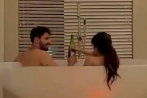 فيديو| فوز العتيبي ترقص مرتدية ملاءة فقط وتثير موجة غضب جديدة