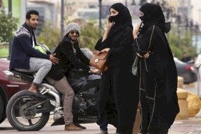 فيديو| بسبب ملابسهن.. شاب سعودي يحرض على التحرش بالفتيات