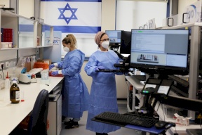 إسرائيل تُدخل 2400 جرعة من لقاح كورونا إلى سيناء.. ما السبب؟