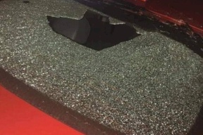 صور- فتاتان تحطمان زجاج 15 مركبة في الأردن