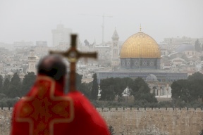 صورة| مستوطنون يعتدون على الكنيسة الرومانية في القدس