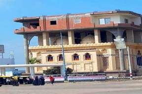 مصر.. صورة لمنزل فوق مسجد تثير الجدل .. ما قصتها؟