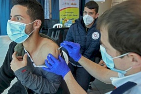 "إسرائيل" تؤجّل حملة التطعيمات للعمال الفلسطينيين 