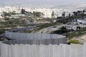 الاحتلال يخطر بهدم 10 مبانٍ في قرية الجيب بالقدس