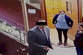 حادثة تثير ضجة في مصر.. رجل يتحرش بطفلة وسيدة تنقذ الموقف (فيديو)