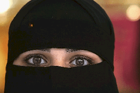 لحظات مؤثرة.. مواطنة سعودية تستعيد بصرها بعد 5 أعوام (فيديو)