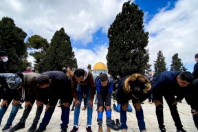 الالاف يؤدون صلاة الجمعة في المسجد الأقصى