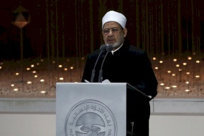 شاهد| شيخ الأزهر يلبي رغبة الطفلة الفلسطينية النابغة 