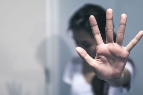 فيديو| وثقت الحادثة.. فتاة مصرية تتعرض للتحرش داخل محطة مترو