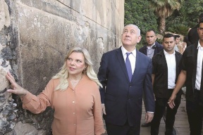 نتنياهو يقتحم قرية سوسيا الأثرية جنوب الخليل 