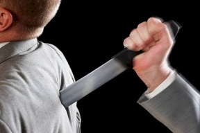 جريمة مروعة ..شاب يطعن والده 20 مرة في البطن والذراعين والساقين والظهر !!