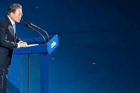 رئيس يعتذر للشعب بسبب أخلاق موظفي الحكومة