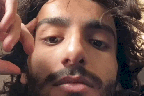 "شاهد".. ناشط سعودي يثير الجدل بما ارتداه أثناء حديثه عن الحجاب!