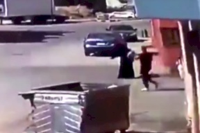 بالفيديو| لص يعتدي على امرأة ويسرقها في وضح النهار بالسعودية