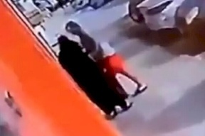 فيديو| في وضح النهار.. واقعة تحرش بامرأة في جدة تفجر غضبا في السعودية!