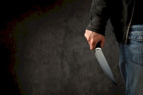 طعنهما بالسكين حتى الموت ..شاب ينهي حياة أمه وخطيبته ثم ينتحر !