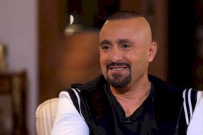 كورونا يضرب أسرة أحمد السقا.. والغموض يحيط بحالة والده
