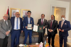الفلسطيني أسامه جوده منقذ الشرطيين يتسلم وسام الشجاعة من الرئيس