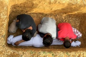 حكم وصية المتوفي بدفن مصحف معه في الكفن.. وهل يقي من عذاب القبر؟