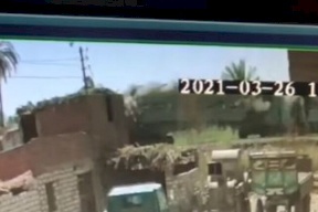 شاهد| فيديو يوثق لحظة اصطدام قوي لقطارين في صعيد مصر