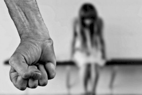 خدعها واغتصبها بمشاركة أصدقائه لساعات