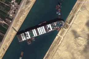 النفط يهبط مع إعادة تعويم السفينة الجانحة في قناة السويس