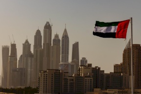 في الإمارات.. سيدة تتجرد من ملابسها أمام رجال الشرطة والمحكمة تجعلها عبرة