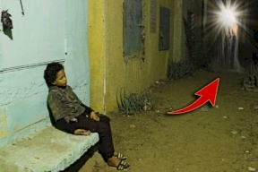 طفل ينام عند قبر أمه كل يوم.. لن تصدق ما حدث معه
