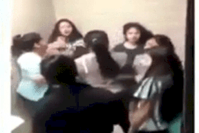 جيران يقتحمون منزل شابة اختلت بخطيبها داخل شقتها في مصر.. وهذا ما فعلوه!