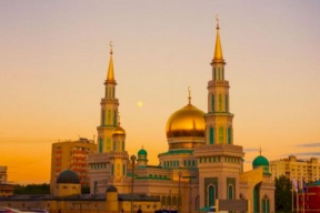 شابة بريطانية تنهار لحظة سماع الأذان.. فيديو