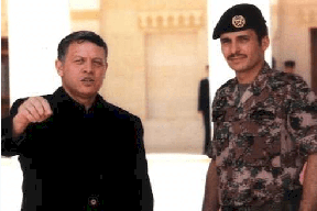 صورة نادرة للملك عبد الله وهو يحمل الأمير حمزة بين ذراعيه