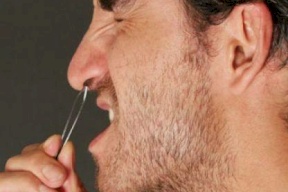 نتف شعر الأنف قد يسبب الموت.. إليك البدائل