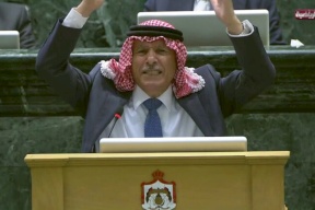 شاهد ما حدث داخل البرلمان حين حاول نائب أردني الدفاع عن الأمير حمزة (فيديو)