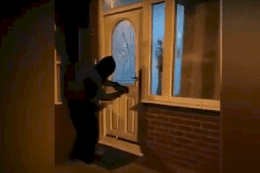 لص ملثم يعيد أموالا مسروقة بعد اكتشافه أنها تبرعات لأحد المساجد (فيديو)