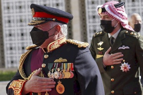 مصادر تكشف سر الزي الذي ظهر به الملك الأردني وولي عهده