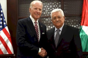 مسؤول أمريكي يكشف عن سبب تأخر اتصال بايدن بالرئيس عباس