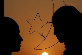 دول عربية تعلن أول أيام رمضان.. وأخرى تتحرى الليلة