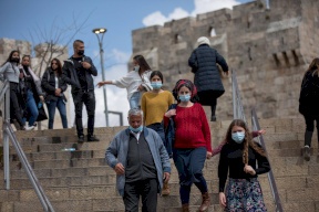 إسرائيل تقرر إلغاء ارتداء الكمامات في الأماكن المفتوحة