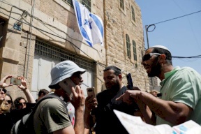 مستوطنون يقتحمون متاجر فلسطينية وينهبونها في الخليل