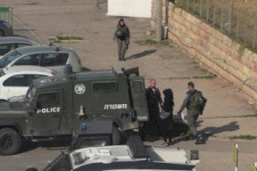 الاحتلال يعتقل فتاة على حاجز قلنديا شمال القدس