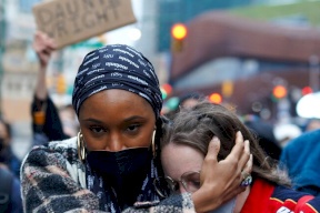 الأمريكيون يتظاهرون في نيويورك ضد عنف الشرطة