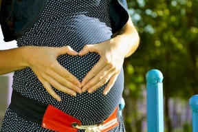 ماذا يحدث إذا ولدت المرأة على متن طائرة؟