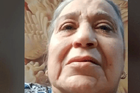 سيدة تستغيث من قسوة بناتها: "طردوني 7 سنين" (فيديو)