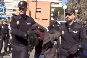 جريمة مروعة تفاصيلها مرعبة.. قتل والدته وأكل رفاتها حتى شبع ثم أطعم الكلب!